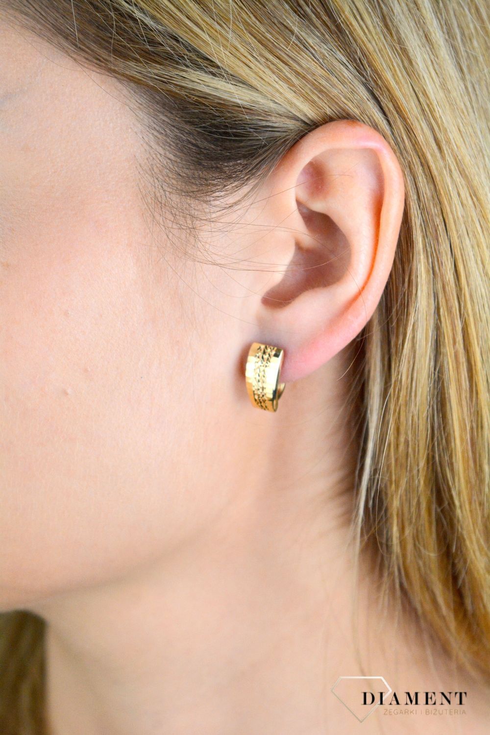 Złote kolczyki damskie 375 z ozdobnym grawerowaniem KL 6176B 375.jpg